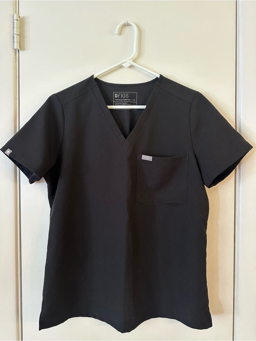 FIGS women’s Black V-Neck Scrub Top